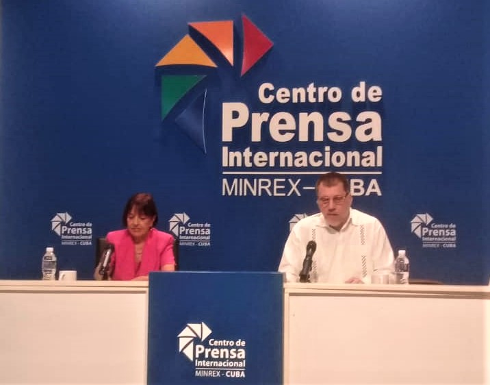 Esther Aguilera Morató y Oscar Luis Hung Pentón. Conferencia de prensa sobre Globalización