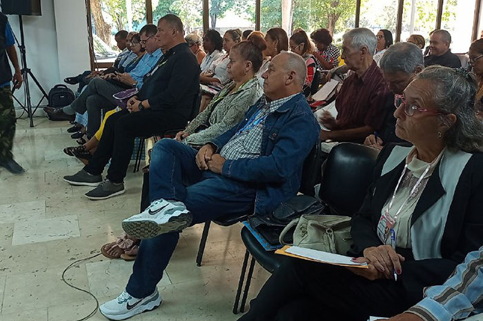 Instan economistas a reforzar aportes a la empresa socialista