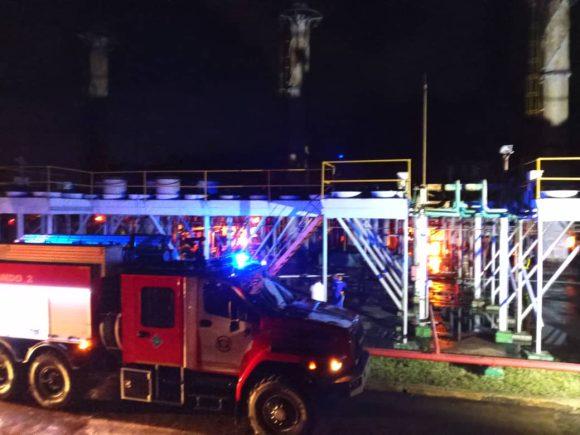 Extinguen incendio en emplazamiento de motores fuel de la Termoeléctrica Renté 1 incendio en Rente e1758466762530