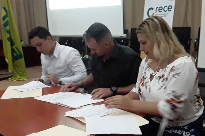 Realizan en Santa Clara lanzamiento de microcrédito "Crece" 1 f0436215