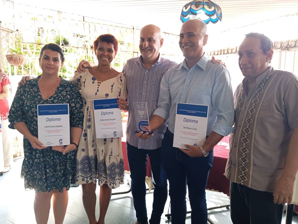 Joel Mayor Lorán: Transforman basurero en punto de venta 1 Odalys Acosta y Lianet Guerra, Joel Mayor, Ricardo Ronquillo Bello y José Carlos del Toro Ríos.