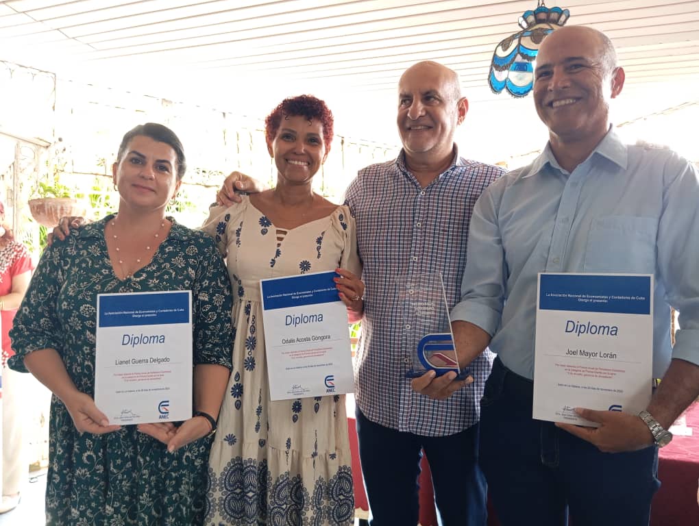 “Jueces con el corazón y periodistas con la objetividad precisa” 1 Momento emotivo: La premiación. De izquierda a derecha, Lianet Guerra, Odalys Acosta, Joel Mayor Lorán y Ricardo Ronquillo Bello, Presidente de la Upec.