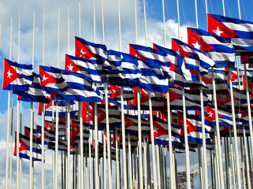 La visita del jefe de la CIA: intenciones solapadas y la respuesta cubana 1 banderas cubanas